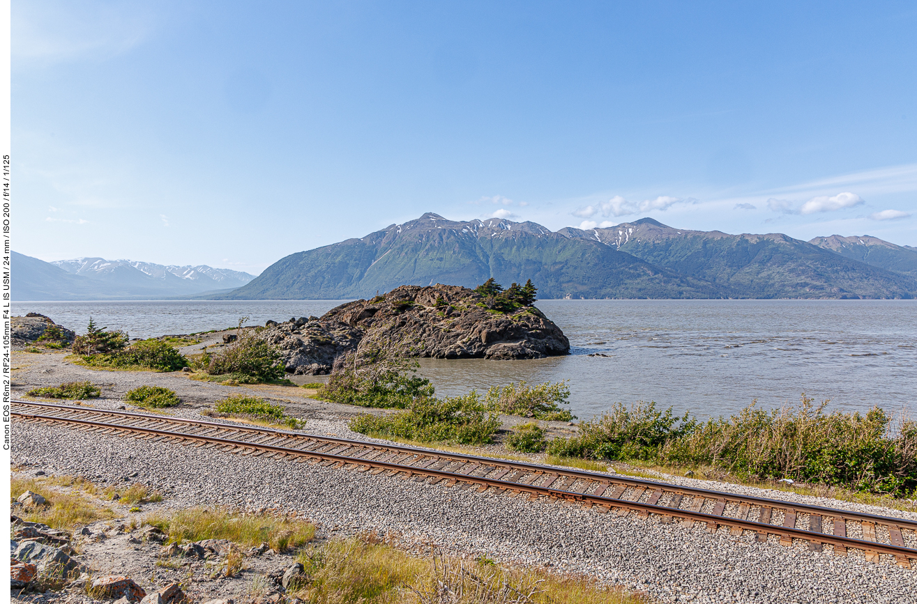 Blick von Potter Marsh auf den Turnagain Arm und die Eisenbahnschienen