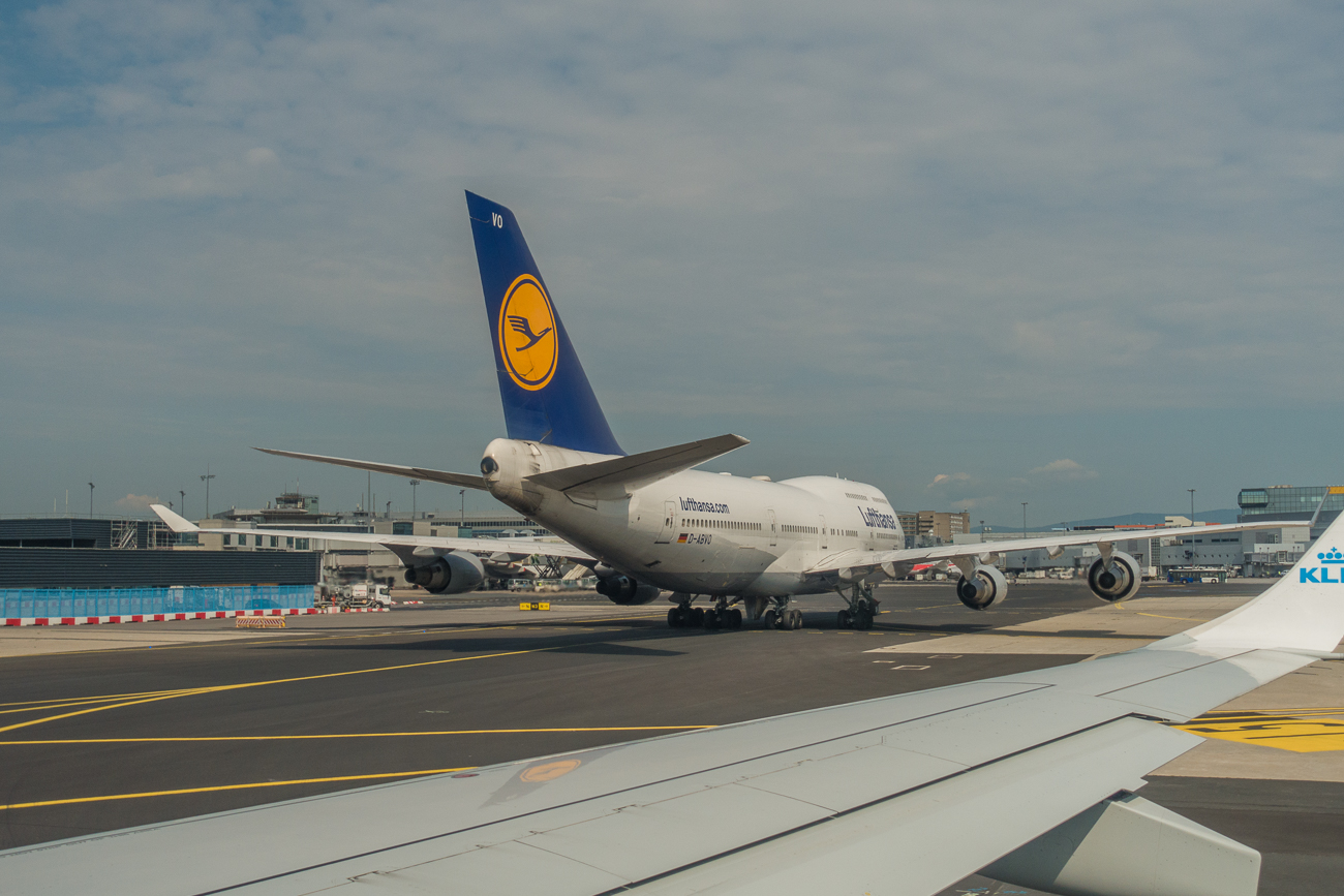 Ein Jumbo rollt vorbei