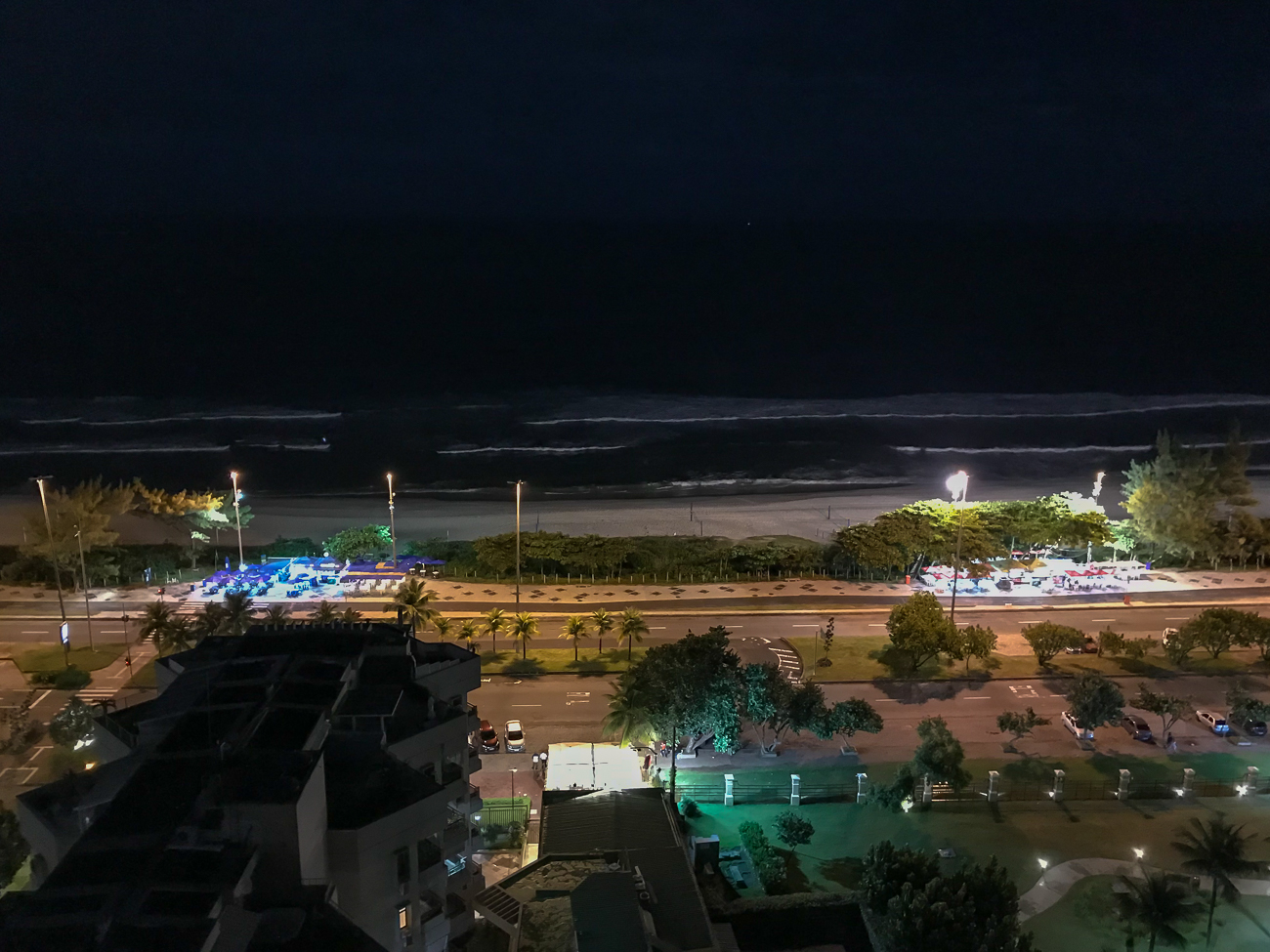 Blick von der Poolterrasse unseres Hotels ...