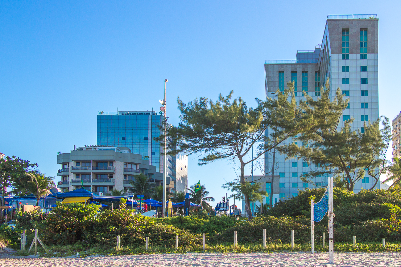 Unser Hotel, das niedrige links
