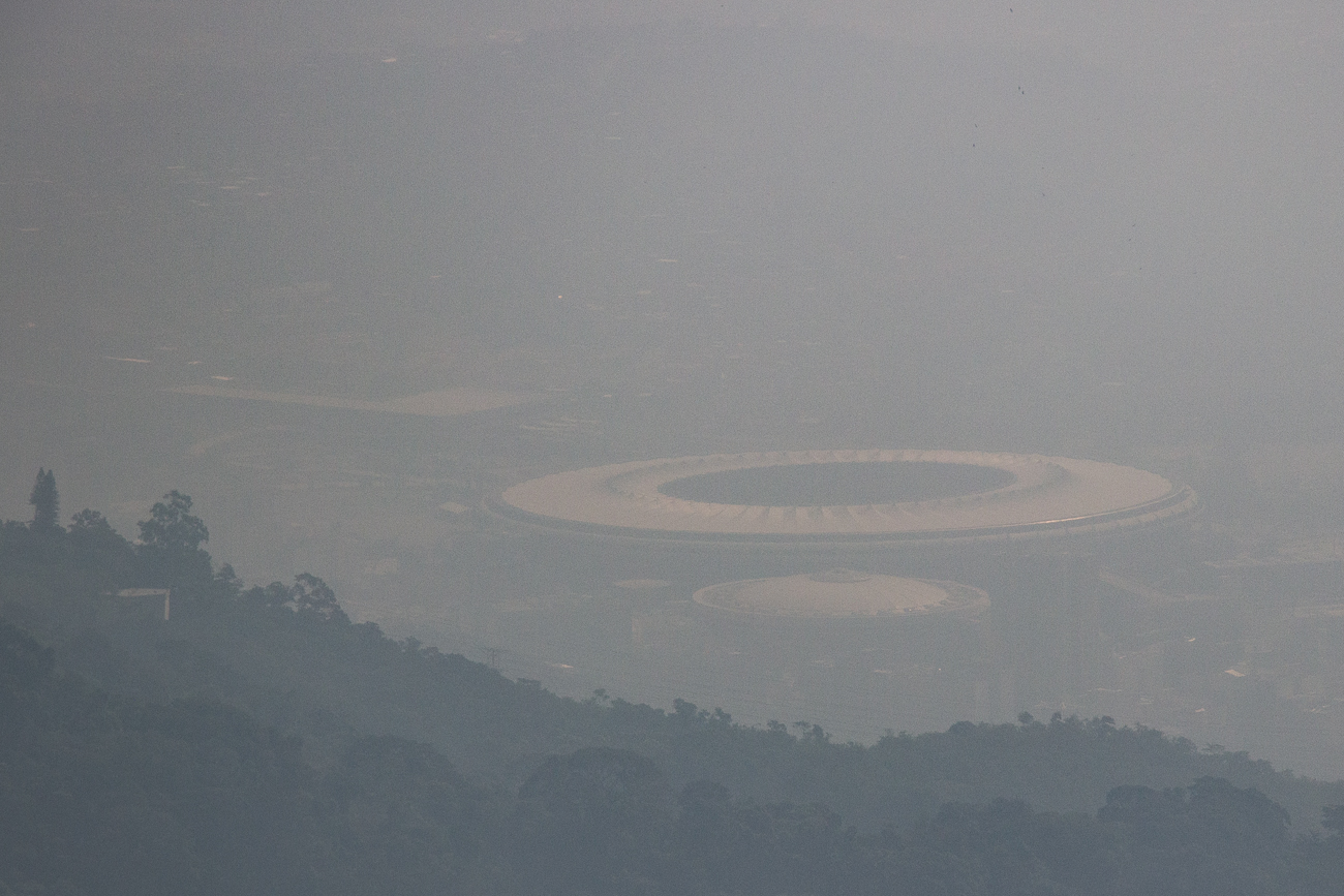 Das Fußballstadion Maracanã im Dunst