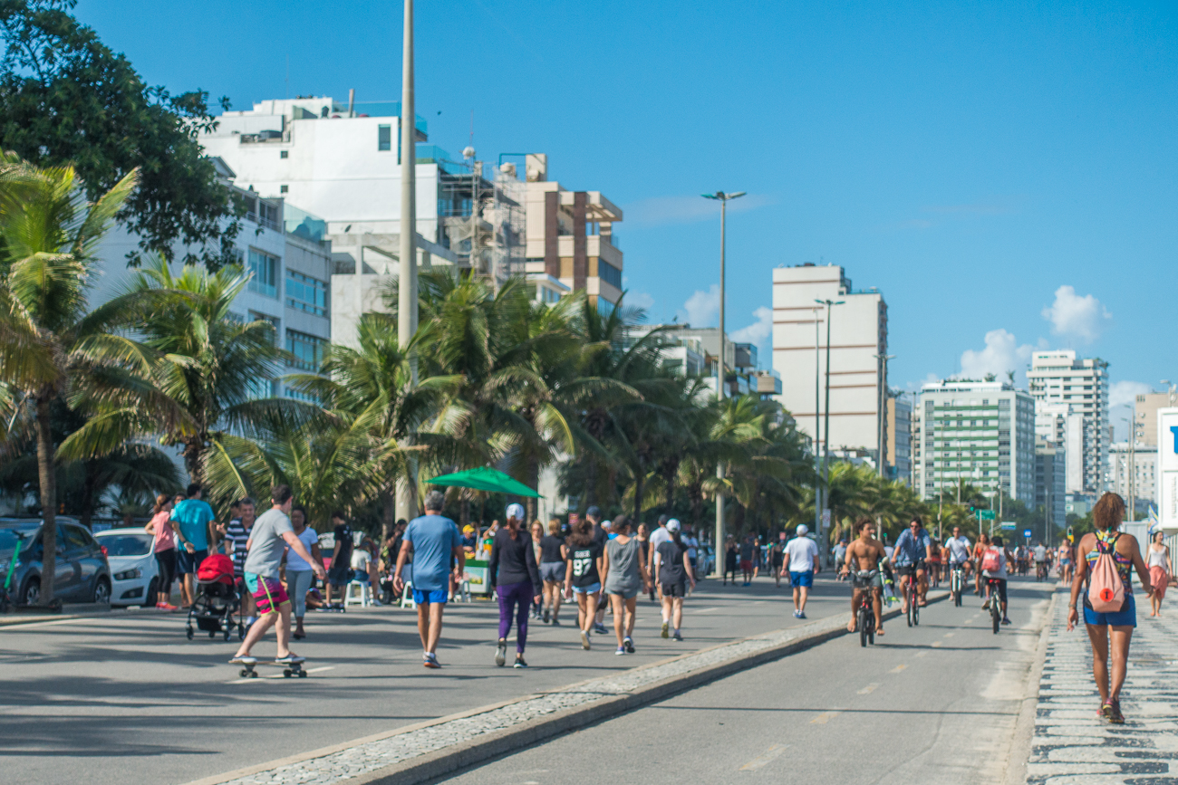 Sonntags ist eine Fahrtrichtung der Straße am Strand für Autos gesperrt, entsprechend viele Fußgänger und Radler sind hier unterwegs