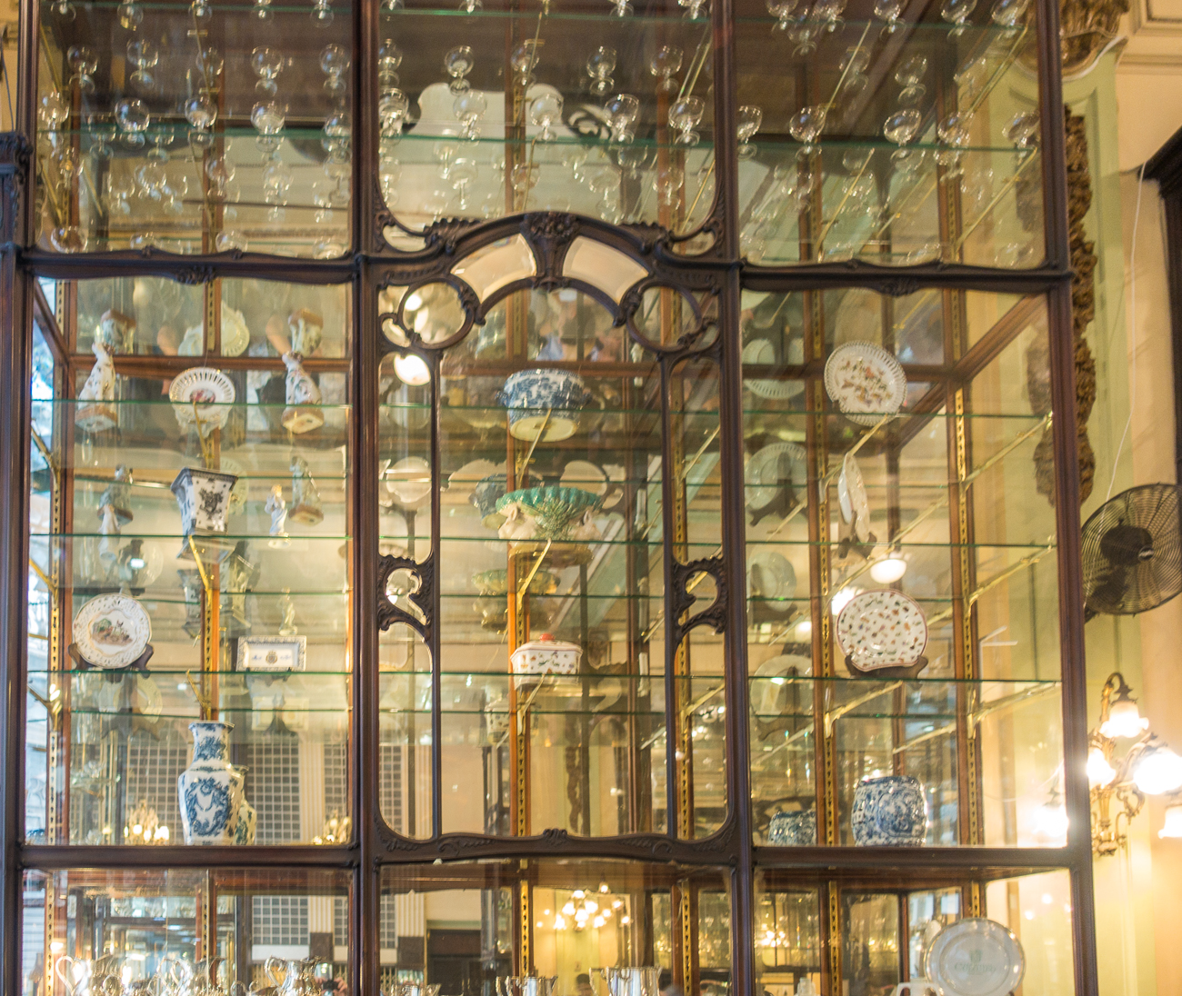 Vitrine mit Porzellan ...