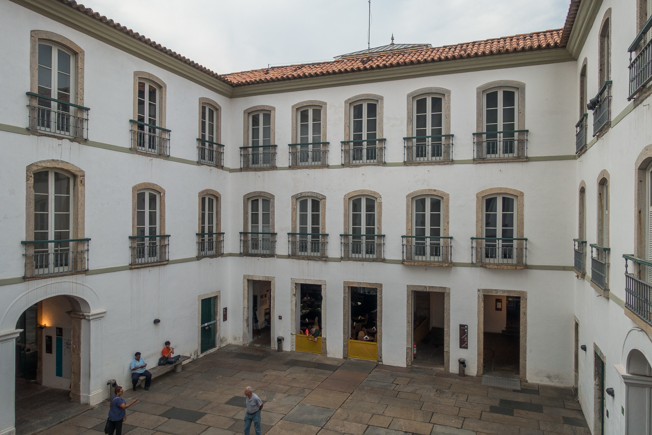 Der kaiserliche Palast von Rio de Janeiro beherbergt heute ein Kulturzentrum. Es wurde im 18. Jahrhundert erbaut und diente ursprünglich als Residenz der Gouverneure von Rio. Danach wurden hier die offiziellen Büros des Vizekönigs von Brasilien, König João VI. von Portugal und der Kaiser von Brasilien eingerichtet.