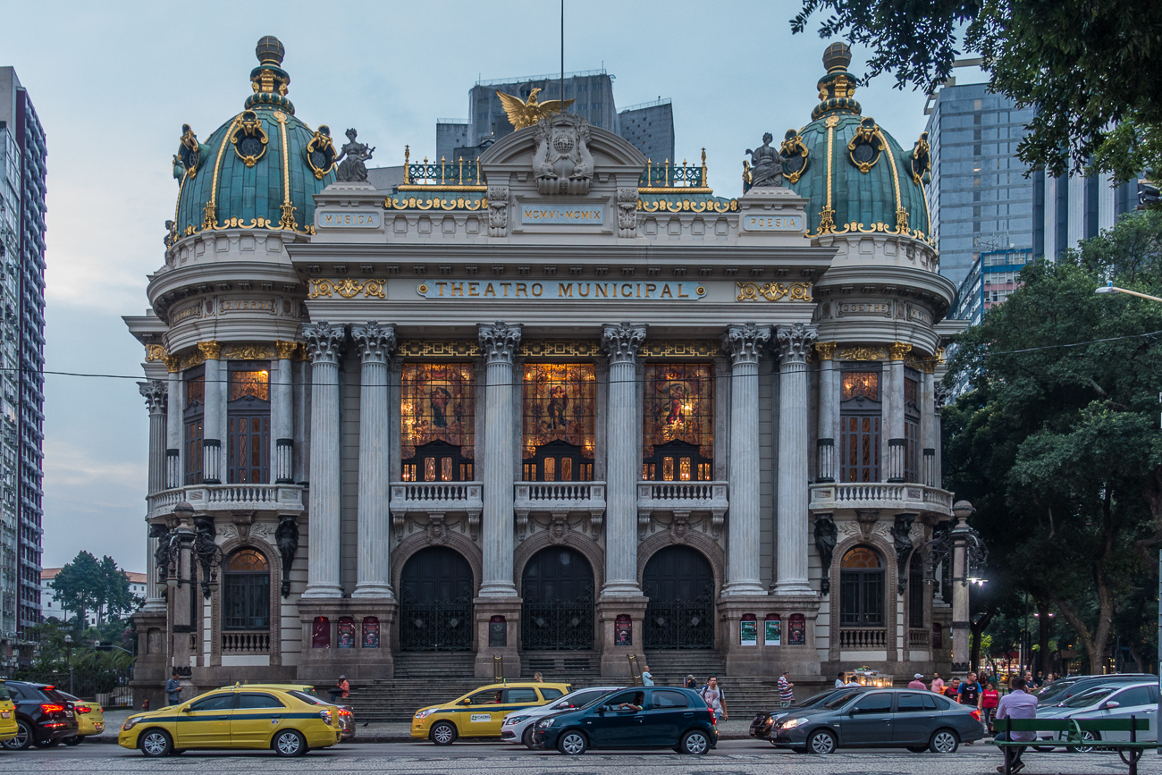 ... vor dem Theater von Rio