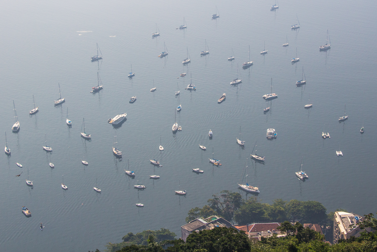 Kleine und größere Segelboote