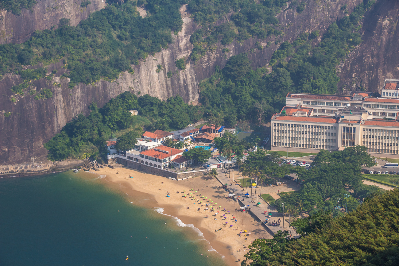 Kleiner Strand am Fuß des Morro da Urca