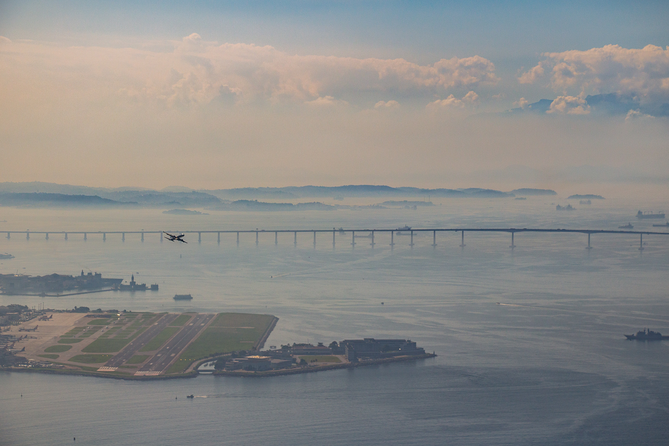 Blick auf den Flughafen Rio de Janeiro-Santos Dumont (SDU), national und die Ponte Rio Niterói