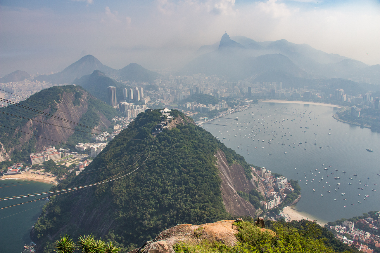 Blick zurück zur Morro-Station und zum Corcovado im Dunst