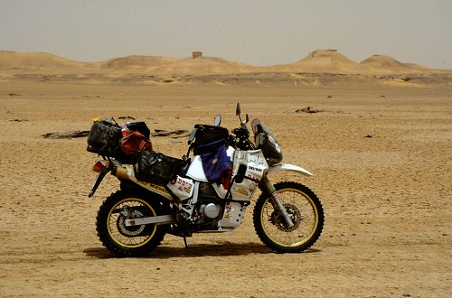 Libyen: Großer Tank, Hecktanks und 2 "Angstkanister", zusammen ca. 55 Liter Sprit