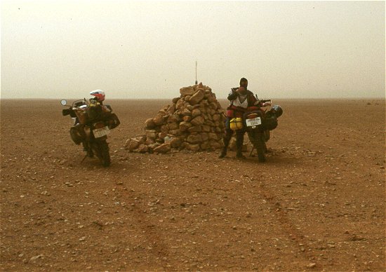 Pistenmarkierung mit Steinhaufen in Libyen