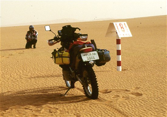 Markierungspfosten einer Pipeline in Libyen